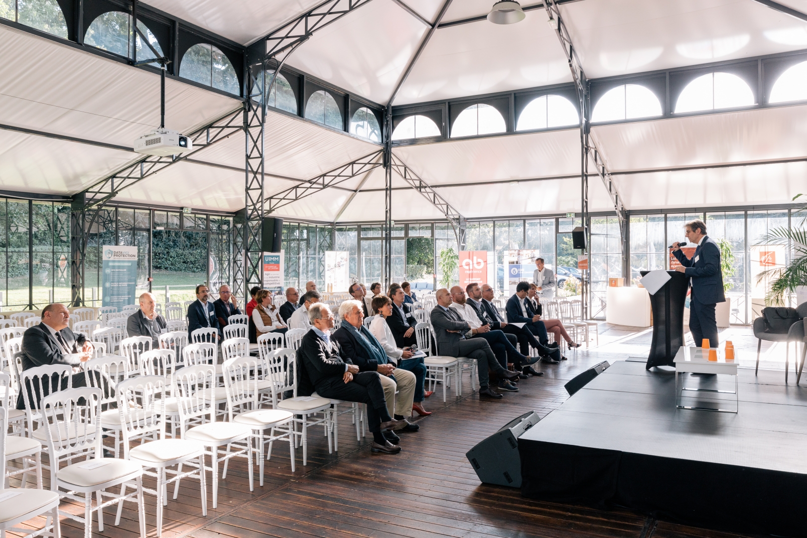 Séminaire et conférence dans l'orangerie du château de Flixecourt