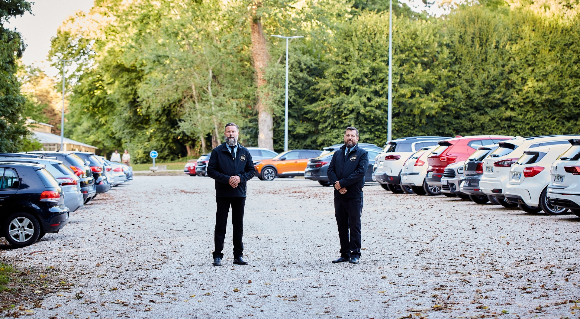 Agents de sécurité au parking du Château de Flixecourt